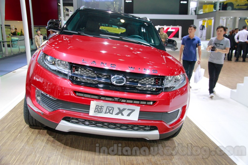 Illustration for article titled Chinese Debut Cheap Range Rover Copy At Display Next To The Real Thing